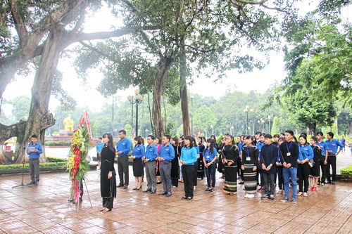Lễ dâng hương, đặt vòng hoa tại Bia tưởng niệm các chiến sỹ Nam tiến và dâng hoa báo công với Bác tại Tượng đài Bác Hồ với các cháu thiếu nhi